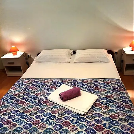 Holiday Home Prvic Sepurine Apartment Prvic Sepurine